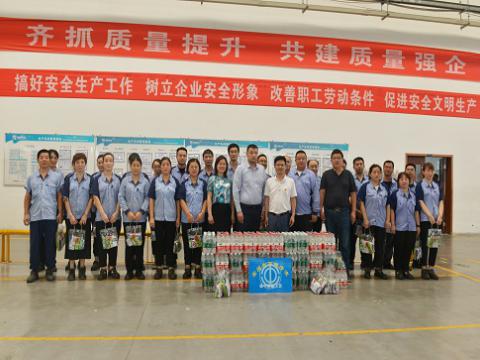 炎炎夏日，，市总工会送清凉，，丝丝关爱暖人心