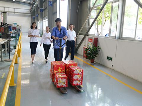 0638太阳集团官网集团工会开展“夏日送清凉”活动